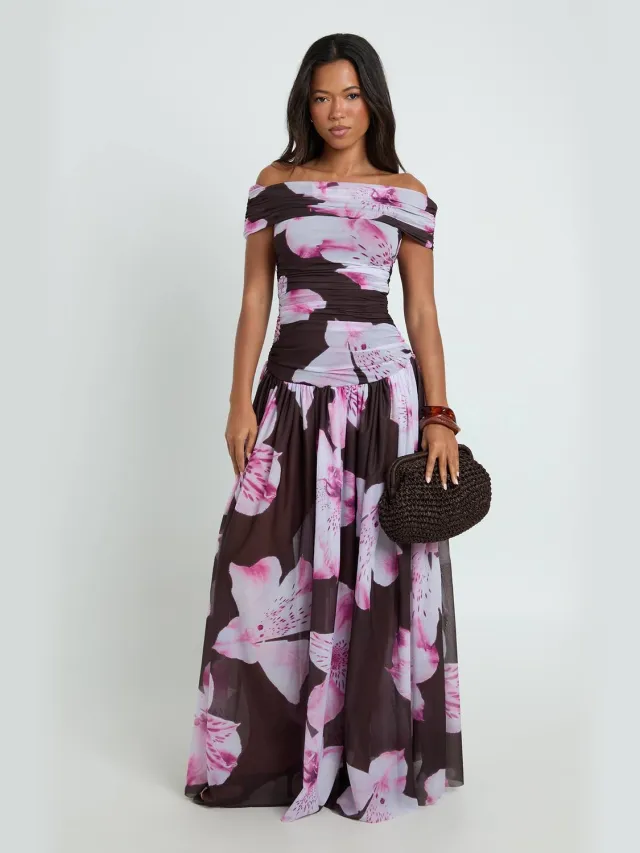 boohoo Dames Bedrukte Stretch Chiffon Bardot Maxi Jurk Chocoladebruin