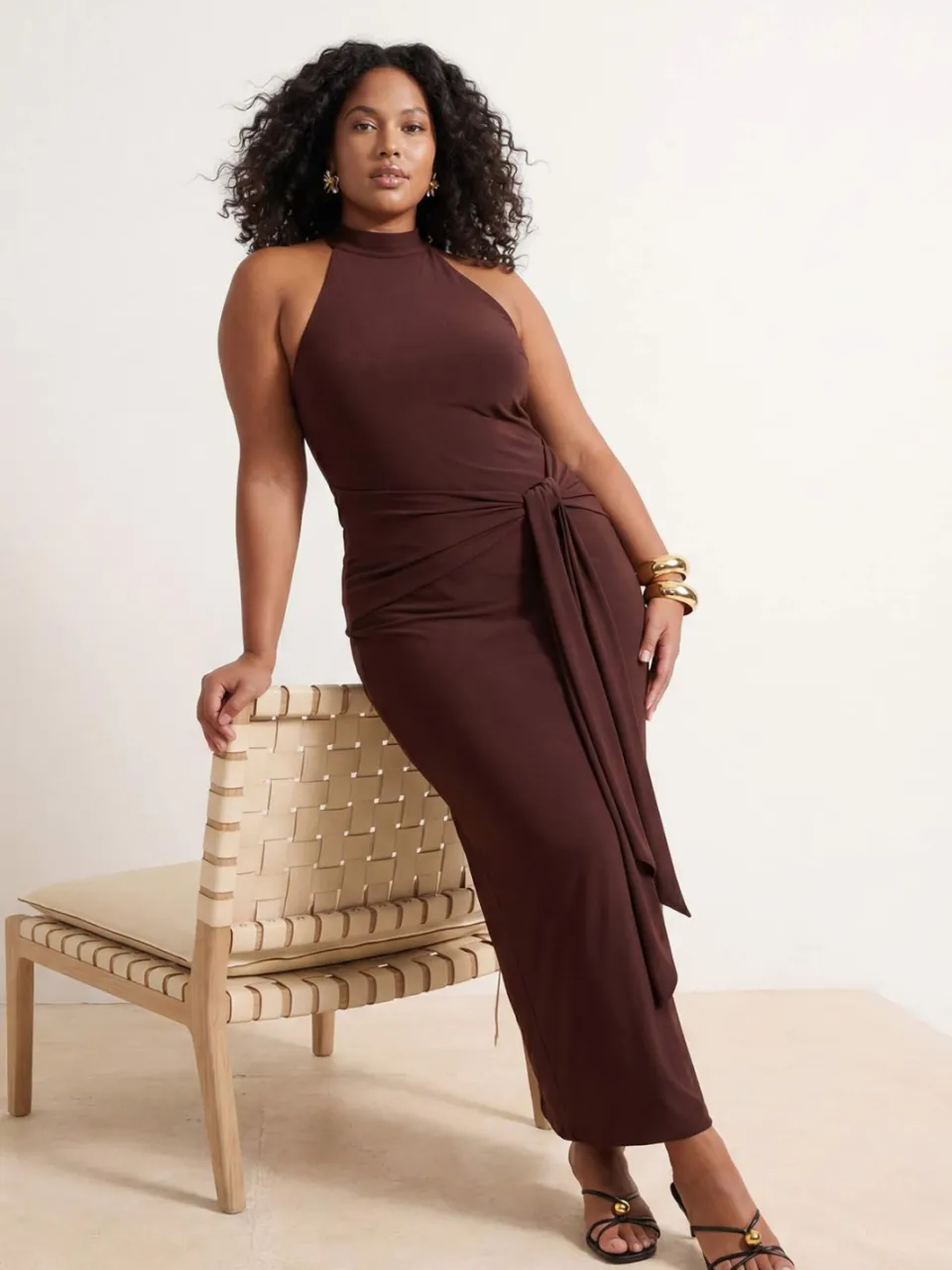 Trendyol Curve Dames Bruin Effen Maxi Mouwloos Casual Bodycon Grote maten Jurk