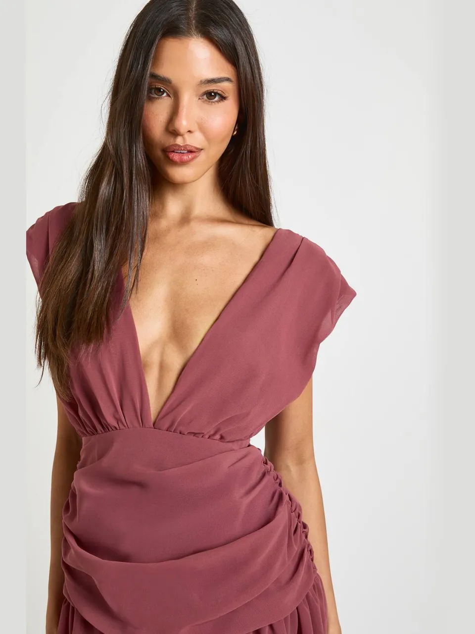 boohoo Dames Chiffon Mini Jurk met Gerimpelde Details en Diepe V-hals donker mauve, foto 4