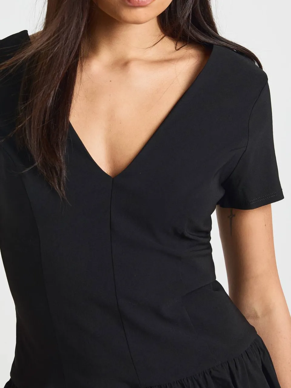 boohoo Dames Bengaline V-hals Gerimpelde Rok Mini Jurk zwart, foto 3