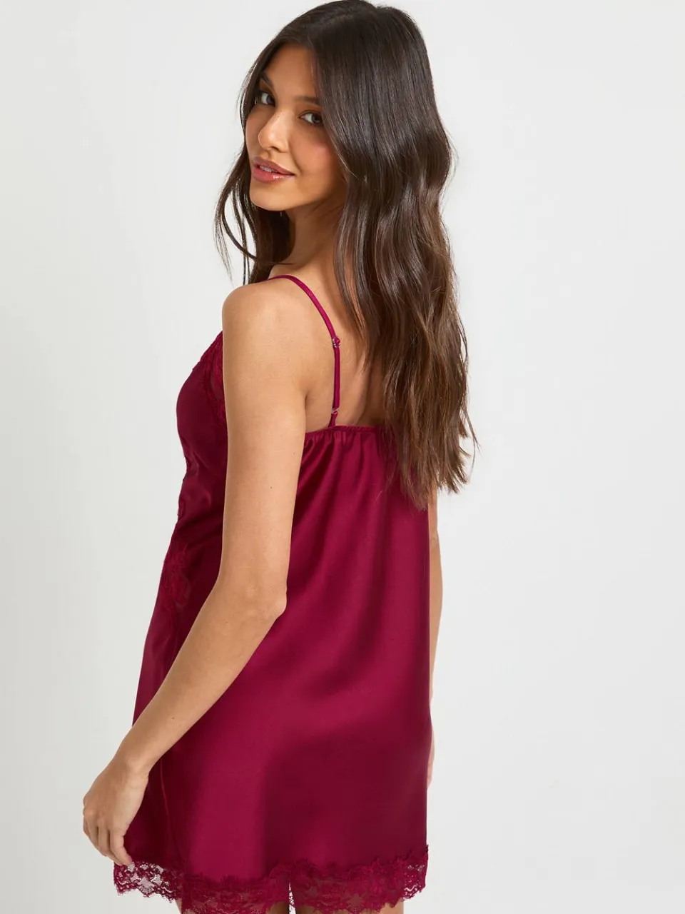 boohoo Dames Satijn & Kant mini slipjurk merlot, foto 3