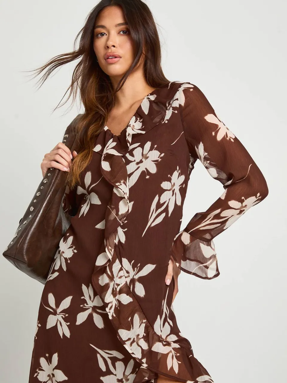 boohoo Dames Bloemen Chiffon Midaxi Gerafelde Jurk chocoladebruin, foto 3