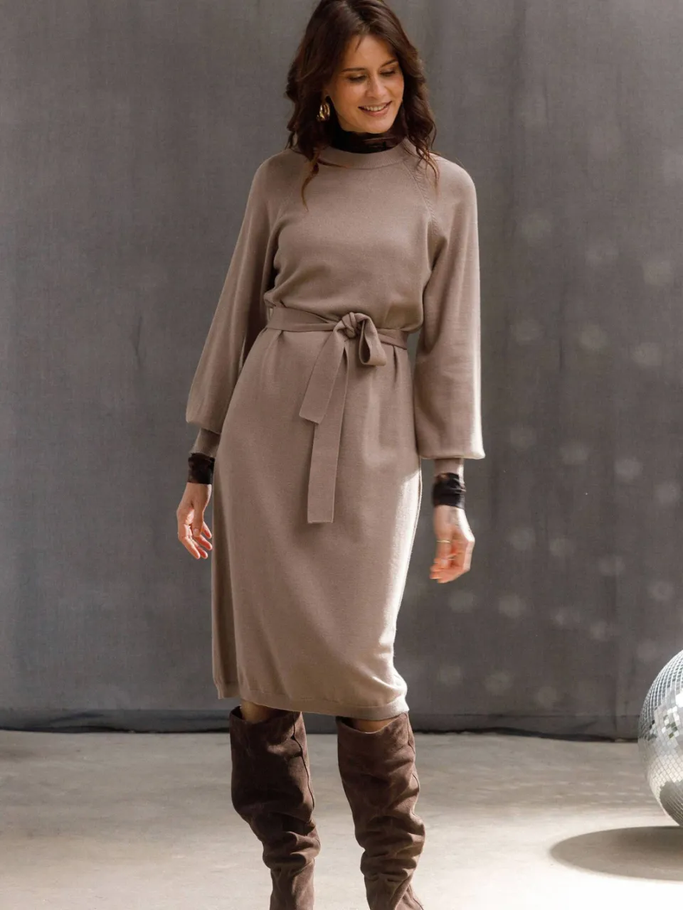 Yest gebreide midi jurk met ceintuur - taupe, foto 6