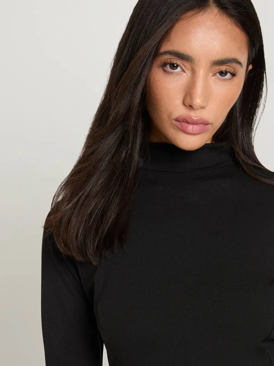 boohoo Dames Crepe Mini-jurk Met Hoge Hals En Zakdetail zwart, foto 4
