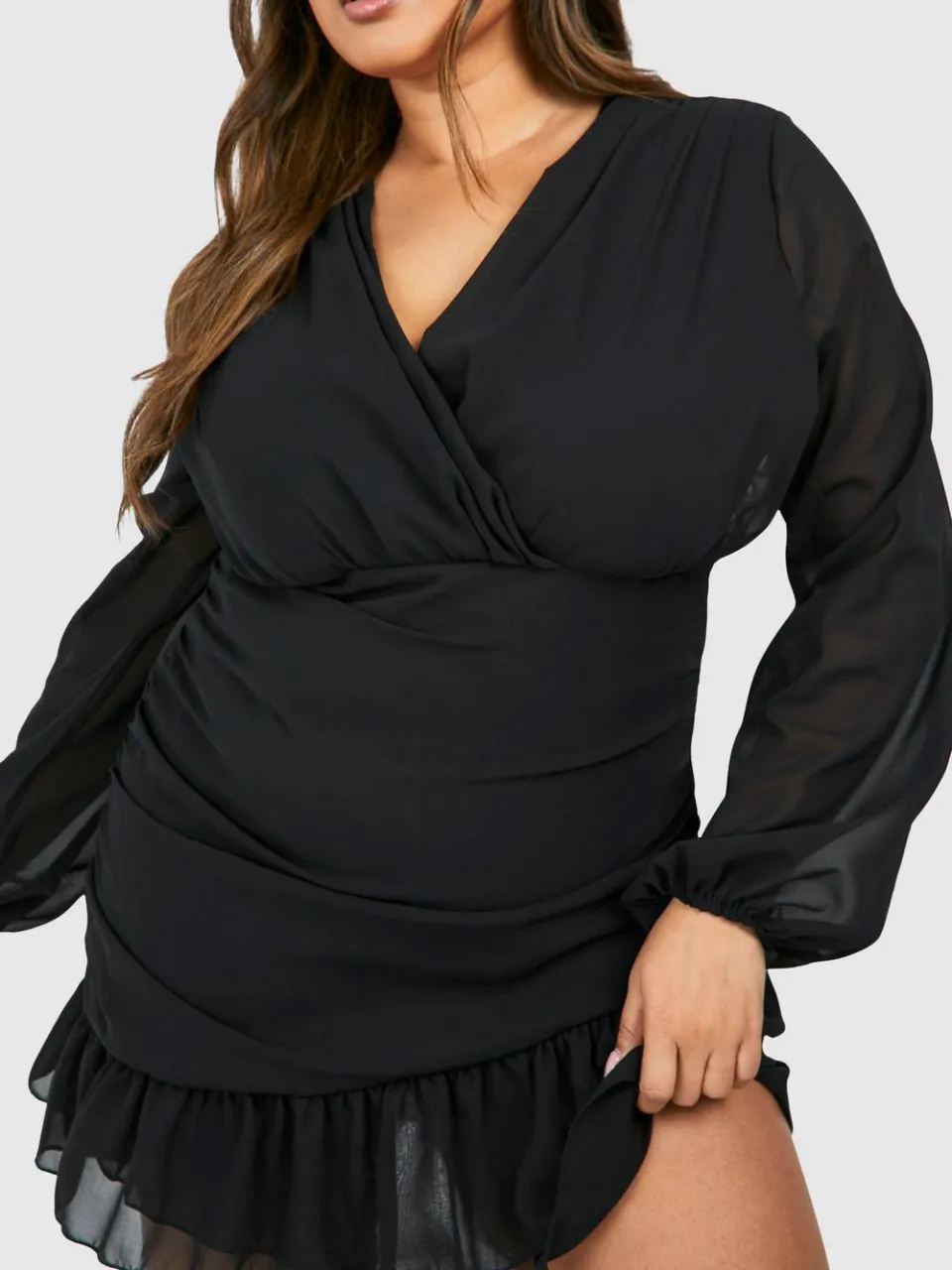 boohoo Dames Plus Chiffon Ruffle Wrap Jurk zwart, foto 3