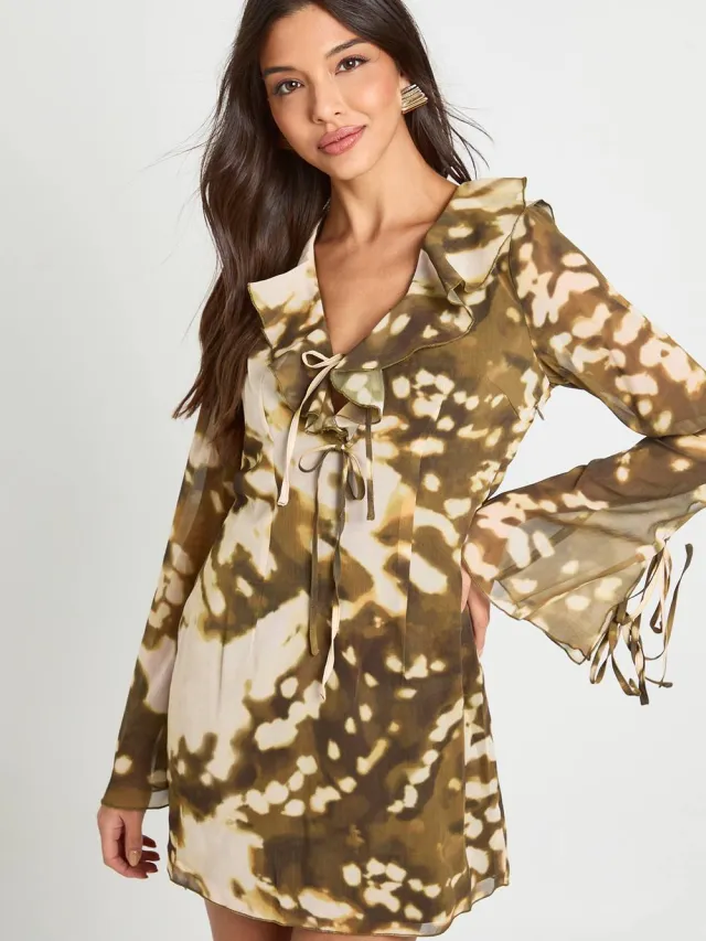 boohoo Dames Abstract chiffon shift-jurk met ruches Bruin