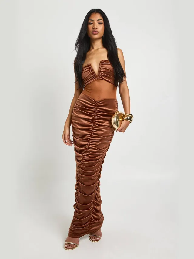 boohoo Dames Maxi-jurk in fluweel en gaas met diepe V-hals en geplooide details Chocoladebruin