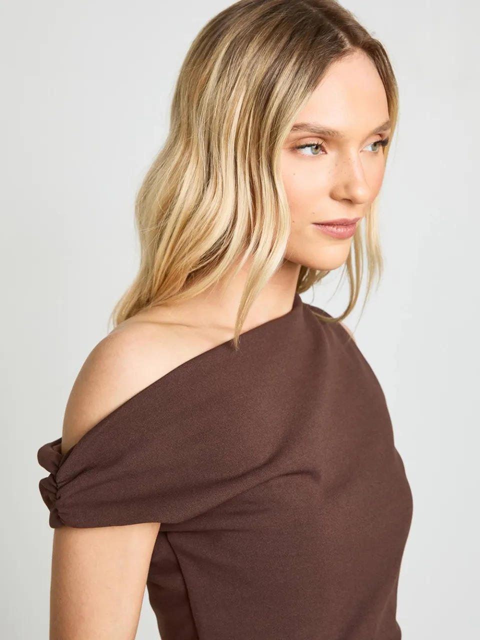 boohoo Dames Petite Jersey Crepe Drape Schouder Mini Jurk chocoladebruin, foto 4