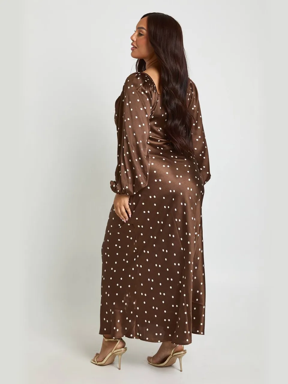 boohoo Dames Plus Polka Dot Volume Mouw Satijn Midaxi Jurk chocoladebruin, foto 2