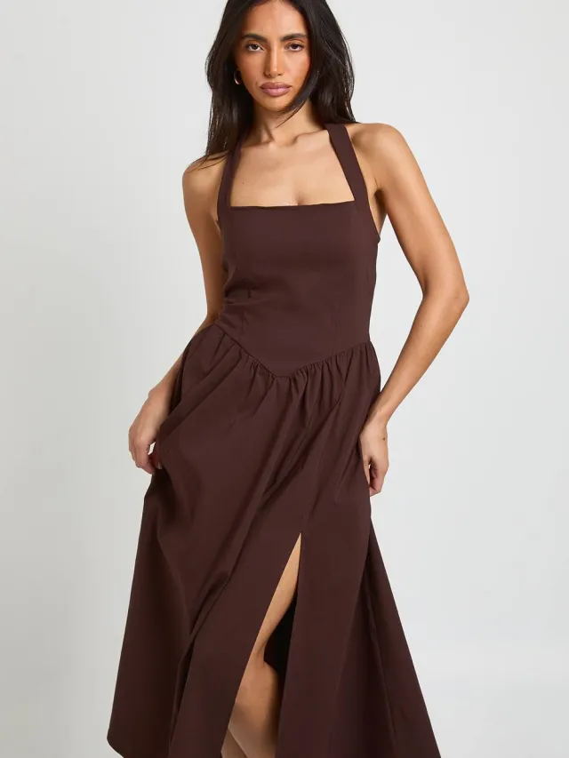 boohoo Dames Bengaline Halter Neck Jurk Met V-taille En Midaxi Lengte Chocoladebruin