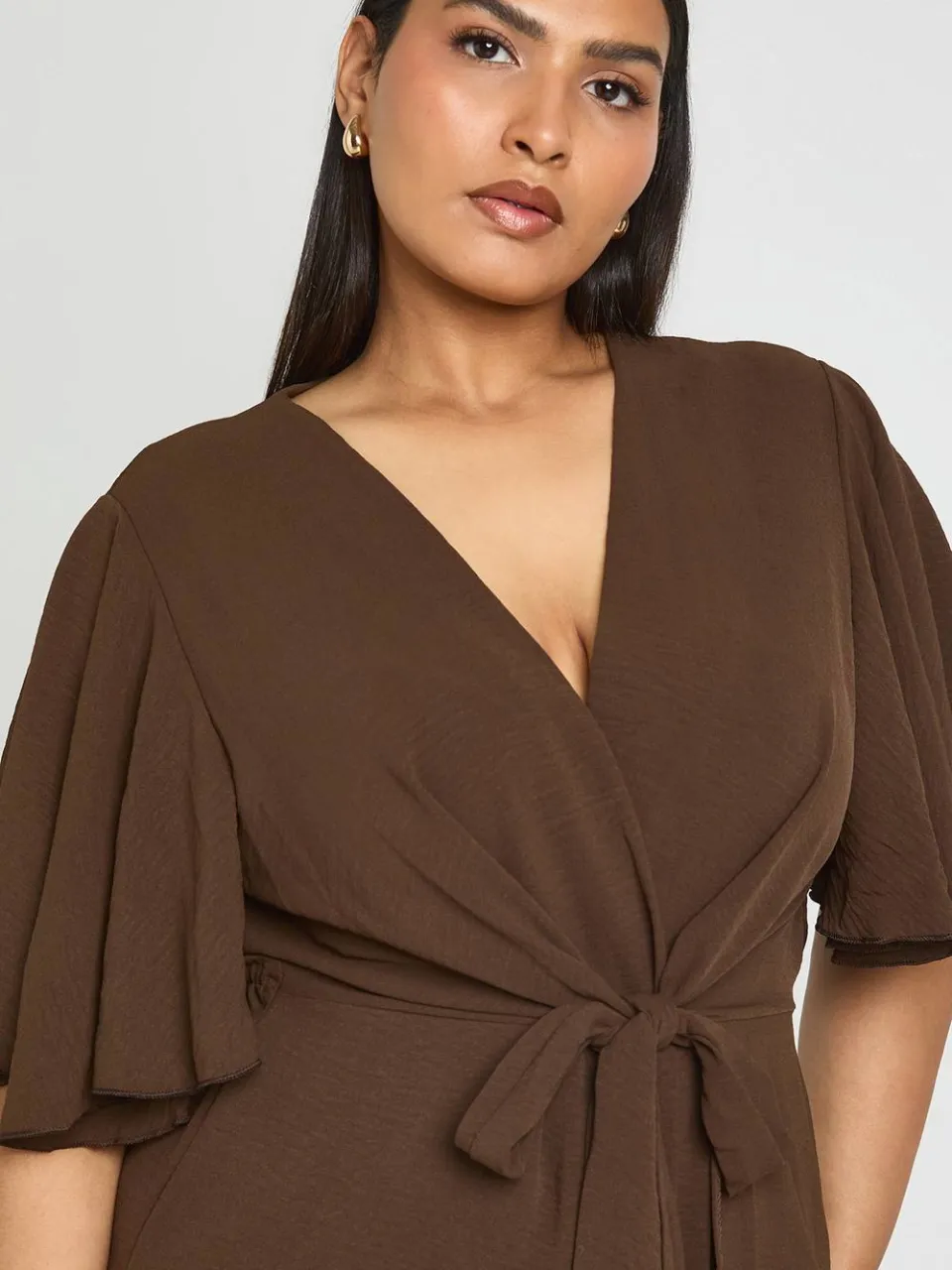 boohoo Dames Plus Getextureerde Maxi Jurk Met Strikdetail chocoladebruin, foto 2