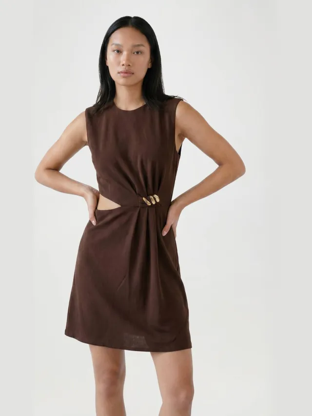 boohoo Dames Mini-jurk Met Schoudervulling En Goudkleurige Details Chocoladebruin
