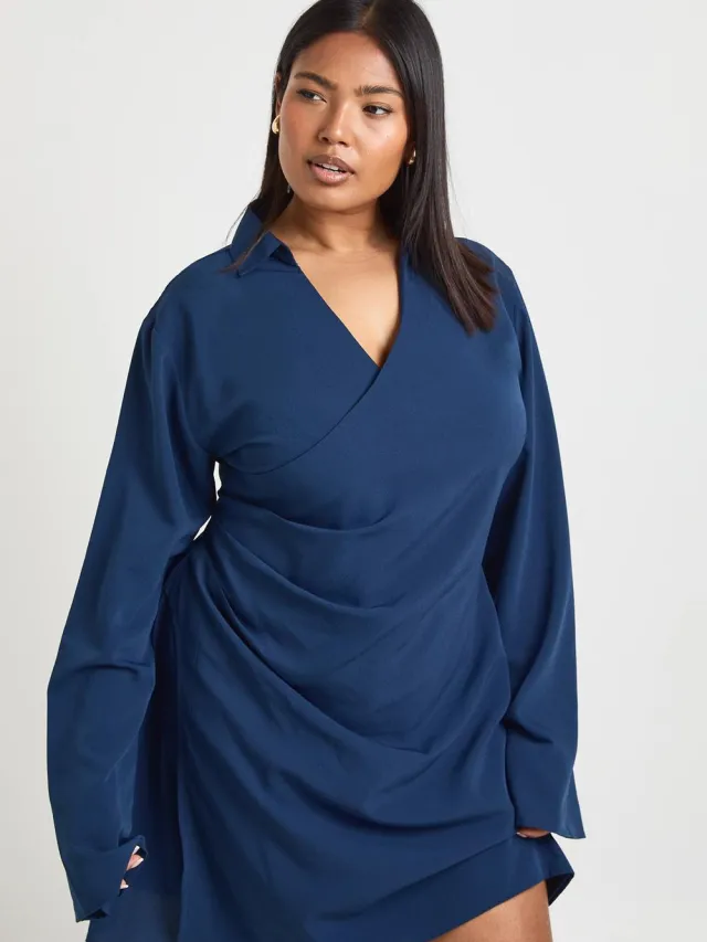 boohoo Dames Plus Geweven Wikkel Draperie Detail Mini Jurk Marineblauw