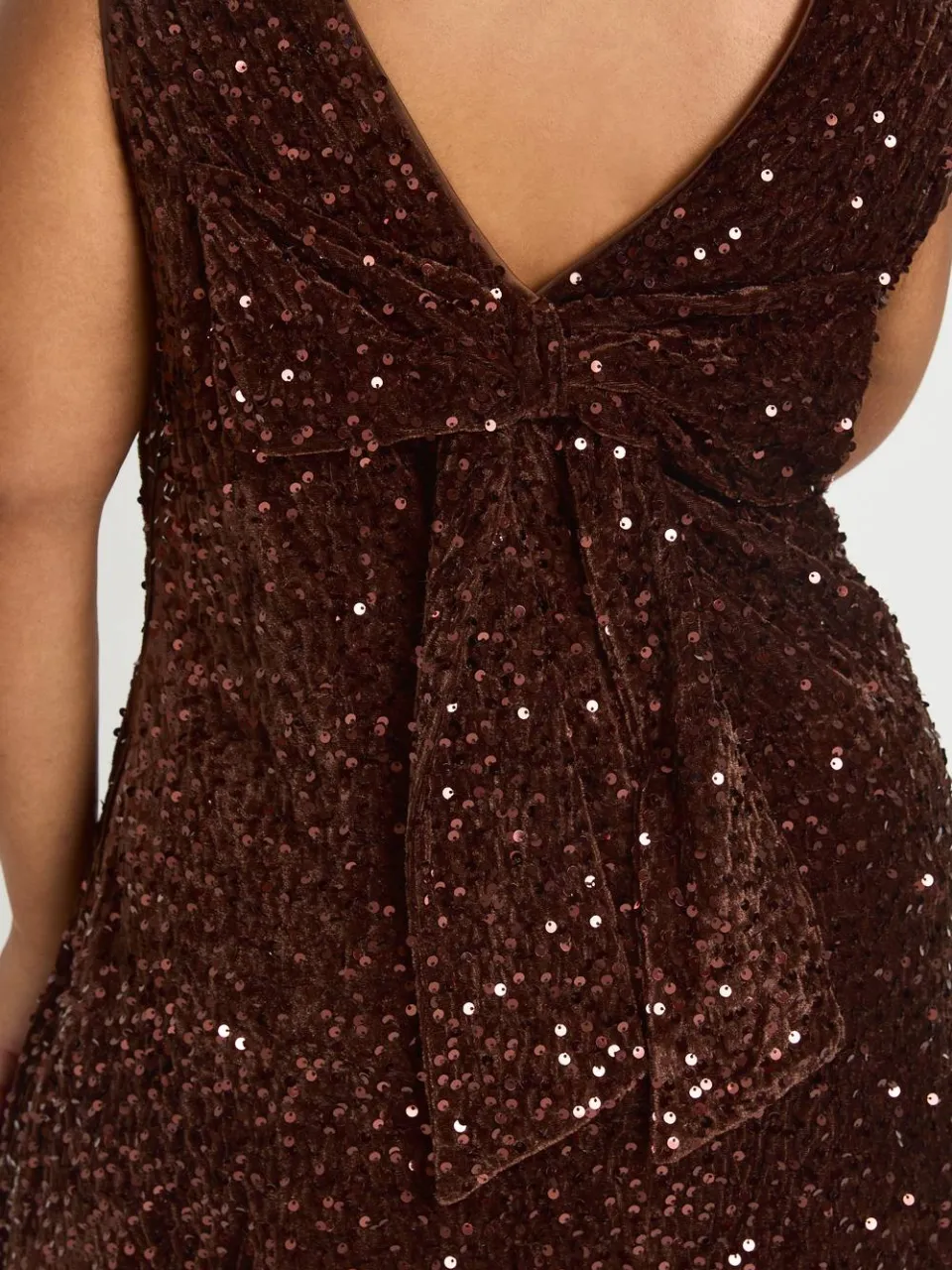 boohoo Dames Plus Fluwelen Pailletten Jurk Met Strik Op De Rug chocoladebruin, foto 4