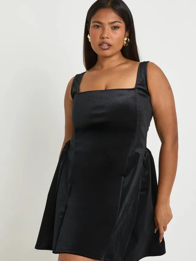 boohoo Dames Plus Fluwelen Vierkante Hals Skater Jurk Zwart