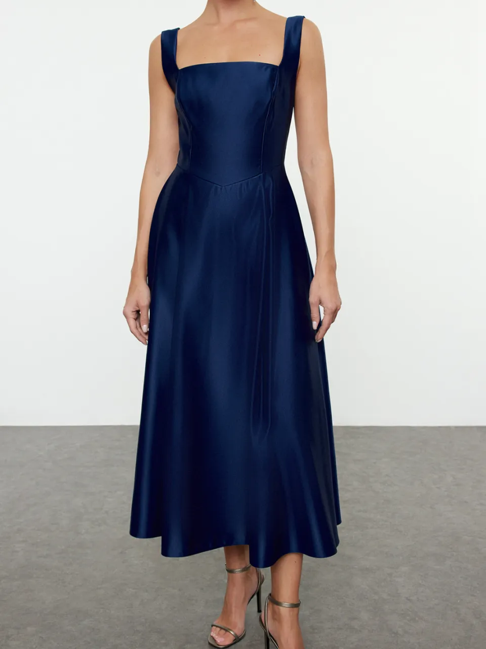 Trendyol TRENDYOLMİLLA Dames Donkerblauw Effen Midi Mouwloos Stijlvol/Avond Skater Jurken marineblauw/blauw, foto 2