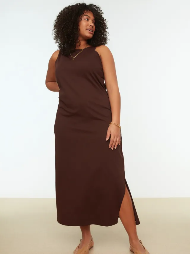 Trendyol Curve Dames Bruin Effen Maxi Mouwloos Casual Recht Grote maten Jurk Donkerbruin