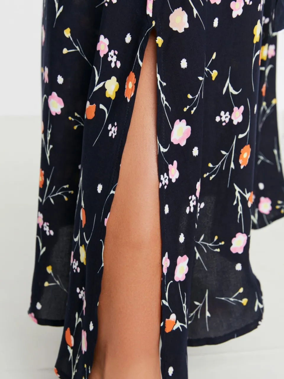 Trendyol Curve Dames Donkerblauw Bloemen Maxi Kort Casual A-lijn Grote maten Jurk marineblauw/blauw, foto 2
