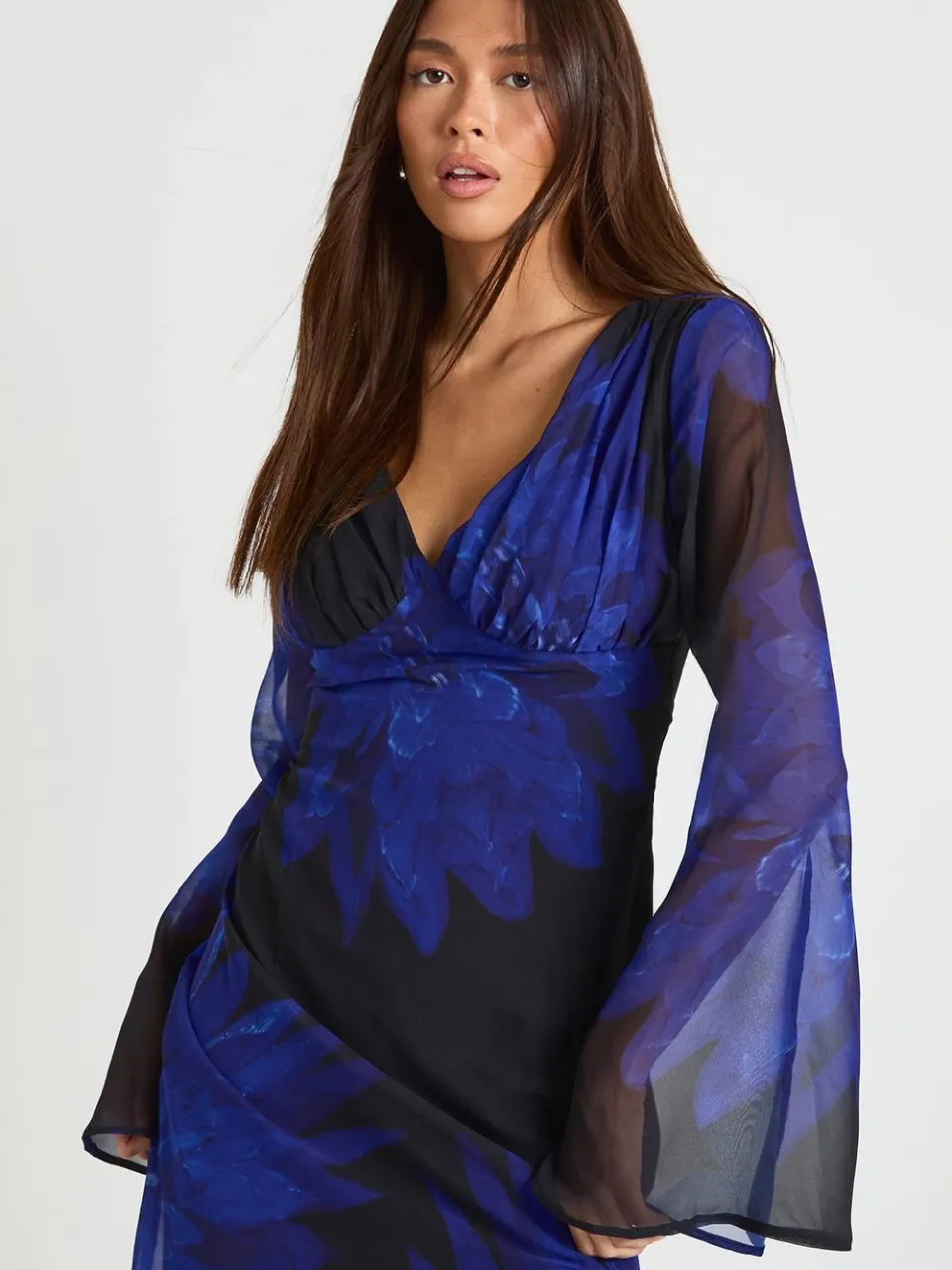 boohoo Dames Bloemen maxi-jurk met lange mouwen van chiffon en diepe V-hals zwart, foto 3