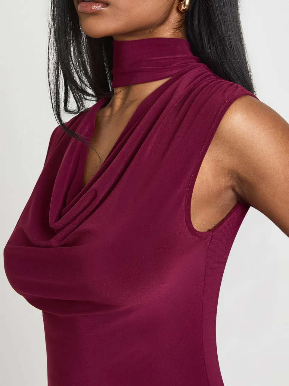boohoo Dames Slinky Diep Decollete Mini Jurk met Sjaal Detail bordeaux rood, foto 4