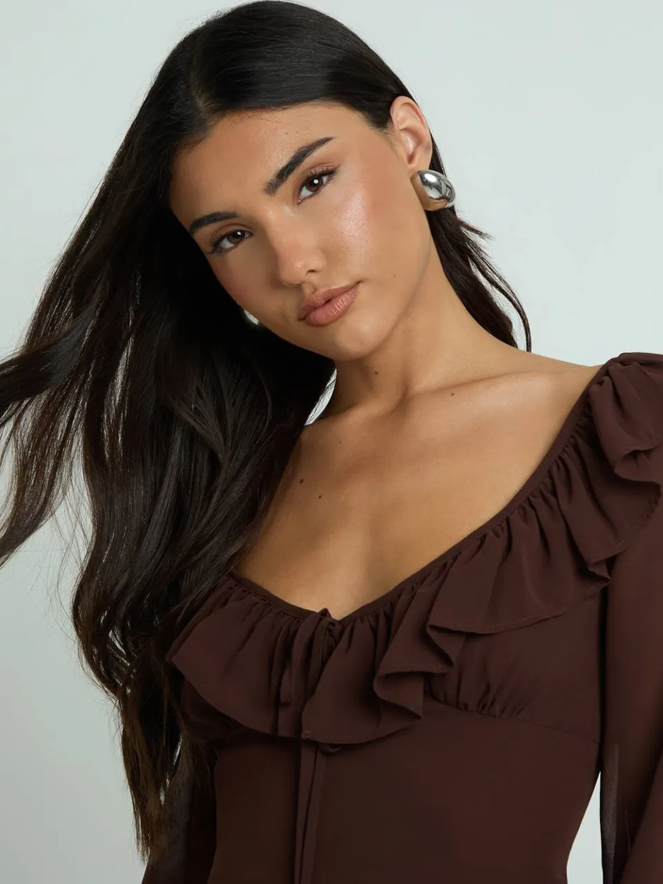 boohoo Dames Chiffon Ruche V-hals Mini Jurk chocoladebruin, foto 4