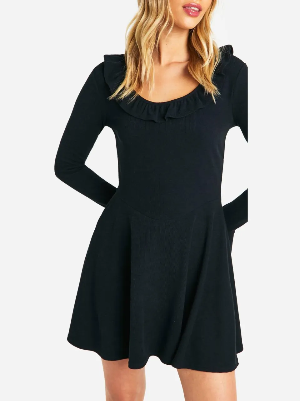 boohoo Dames Geribbelde smockjurk met flare mouwen zwart, foto 4