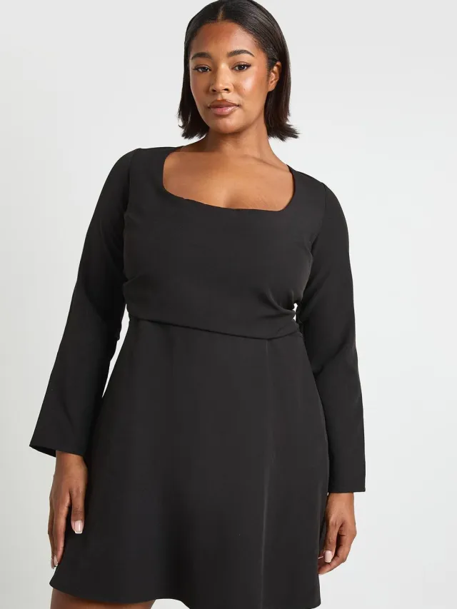 boohoo Dames Plus Jurk met ronde hals, geraffelde taille en skatermodel Zwart