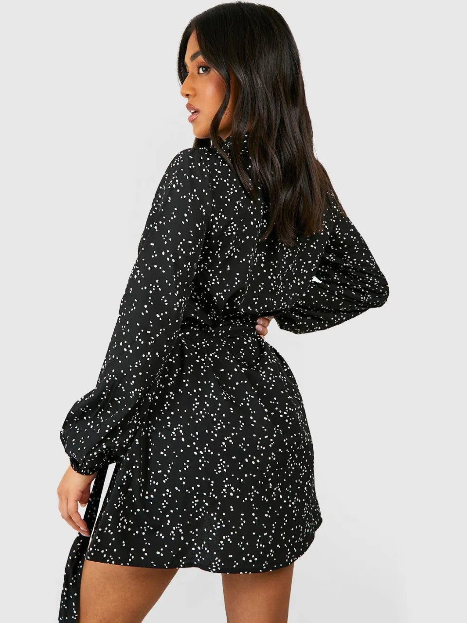 boohoo Dames Petite Ditsy Spot Print Ceintuur Skaterjurk zwart, foto 2
