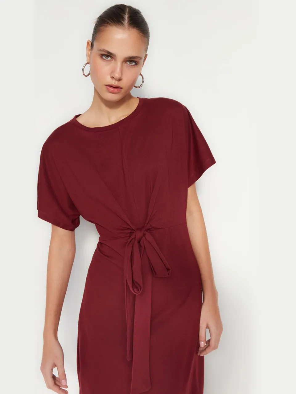 Trendyol TRENDYOLMİLLA Dames Bordeaux Effen Midi Kort Casual Bodycon Jurken, foto 2