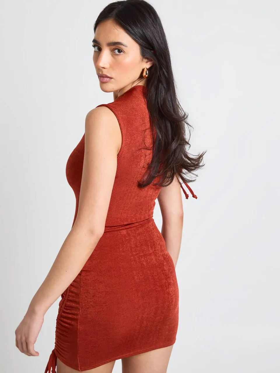 boohoo Dames Acetaat Slinky Asymmetrische Schouder Geplooid Detail Mini Jurk roest, foto 3