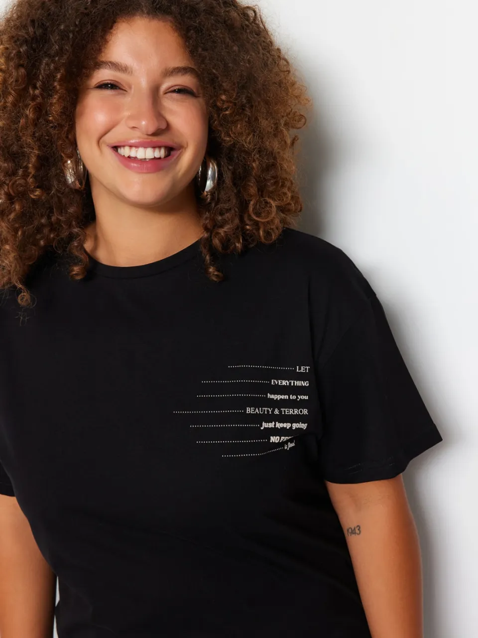 Trendyol Curve Dames Zwart Slogan Kort / Mini Kort Casual T-shirt Jurk Grote maten Jurk, foto 2