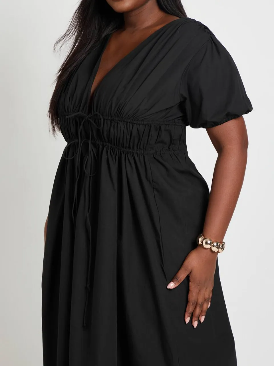 boohoo Dames Plus Maxi Jurk Met Gerimpeld Strikdetail Aan De Voorkant zwart, foto 2