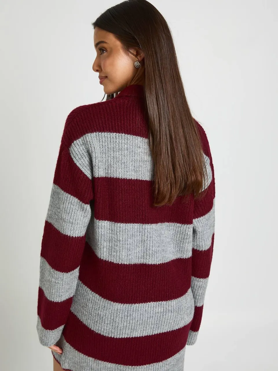 boohoo Dames Petite Gebreide Mini-jurk Met Kraagdetail En Oversized Streepdesign In Rugbystijl bordeaux rood, foto 3
