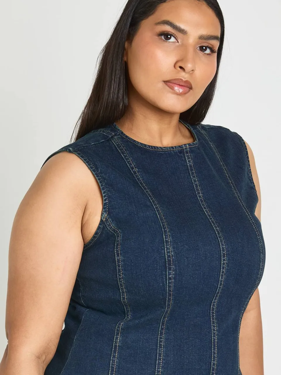 boohoo Dames Plus Mouwloze Denim Mini-jurk Met Naaddetails, foto 4