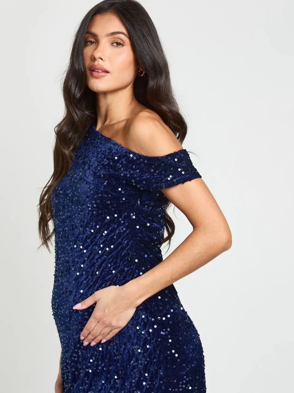 boohoo Dames Zwangerschaps Fluwelen Pailletten Asymmetrische Bardot Geplooid Midi Jurk marineblauw, foto 2