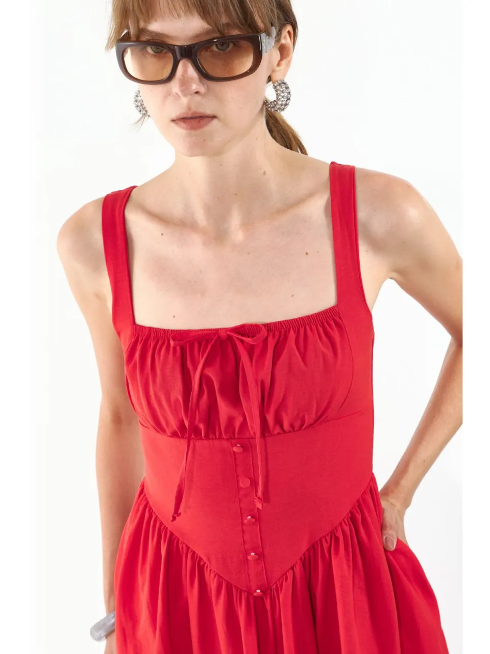 Busem Midi-jurk met vierkante kraag en knoopdetails rood, foto 2
