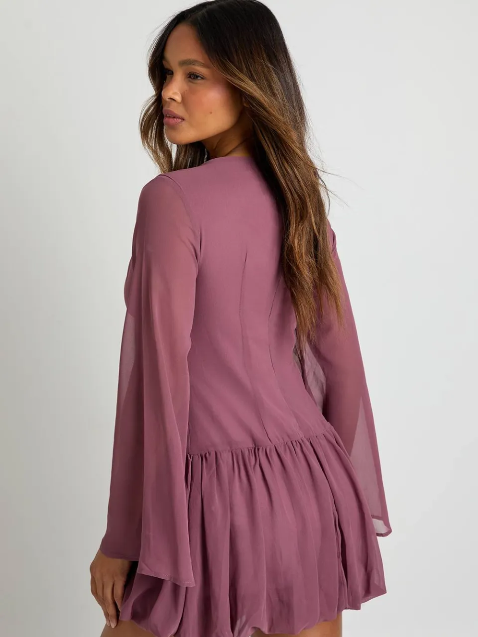 boohoo Dames Chiffon mini-jurk met lage taille en pofbal roos, foto 2