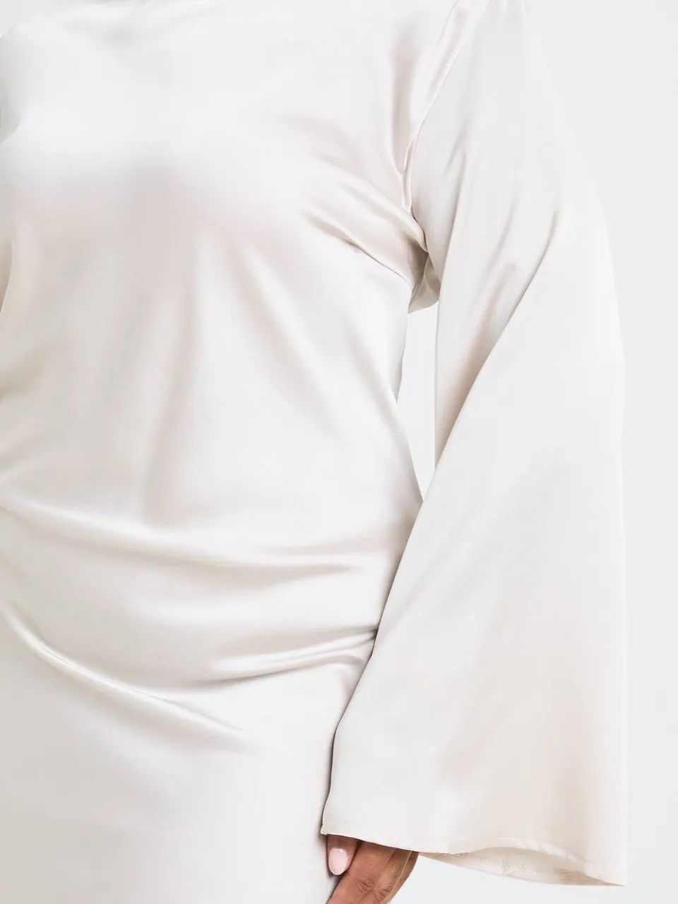 boohoo Dames Plus Satijnen Asymmetrische Halslijn Geplooid Shift Jurk ivoor, foto 4