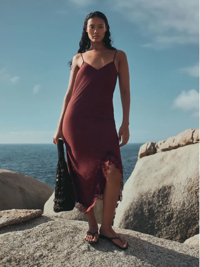Next Dames - Asymmetrische midi-slipdress met kanten zoom - Bruin Chocolate Brown