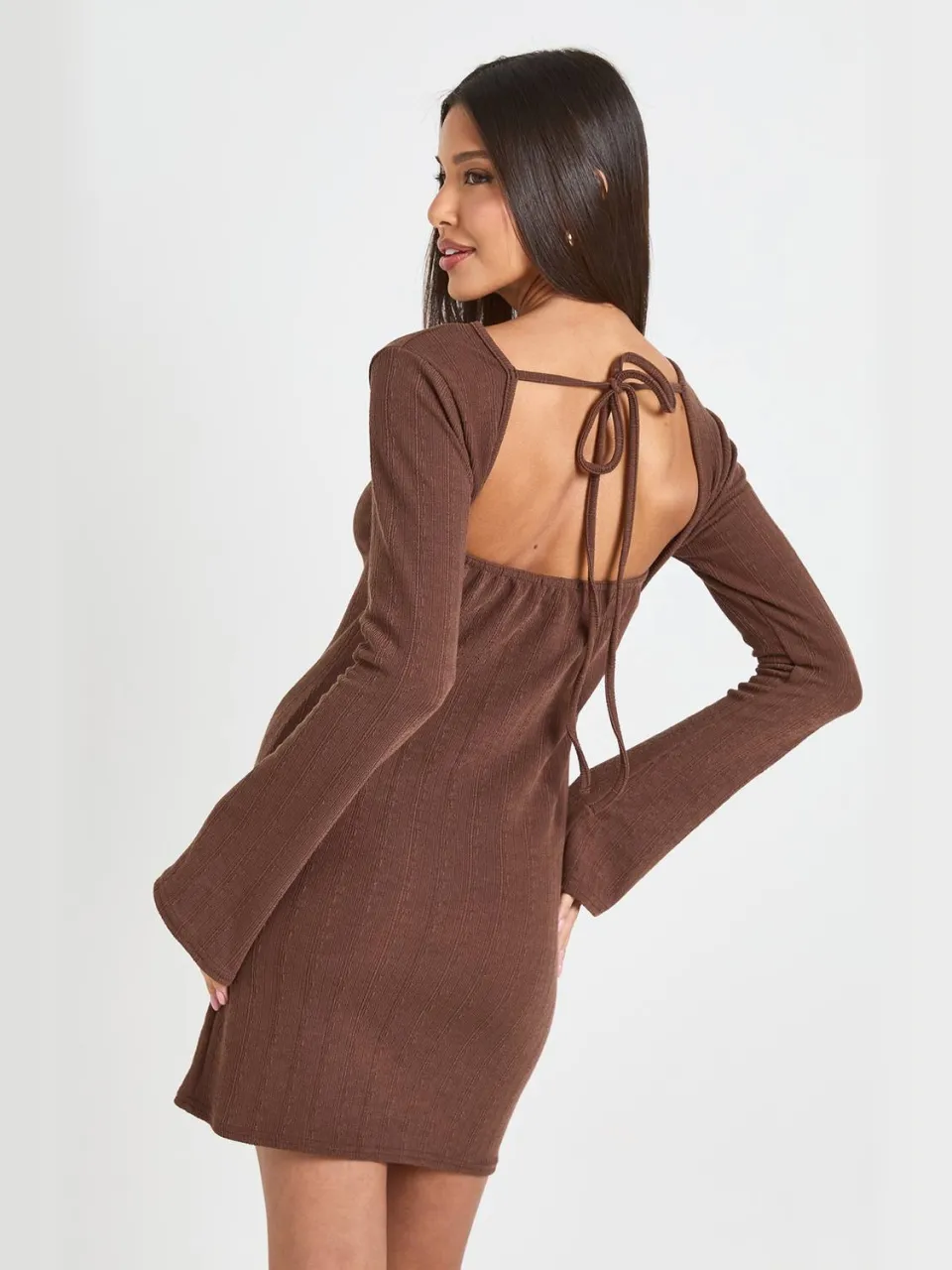 boohoo Dames Geribbelde Jurk Met Crêpe-effect, Wijd Uitlopende Mouwen En Strikdetail Op De Rug chocoladebruin, foto 2