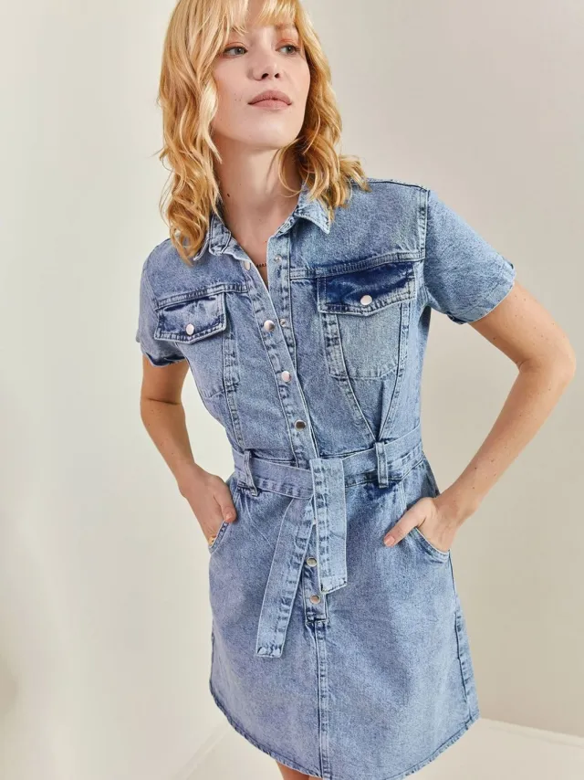 Bianco Lucci Mini Denim Jurk met Overhemdkraag en Tailleband Hemelsblauw