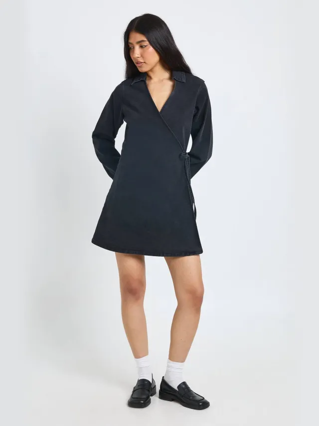 boohoo Dames Lange Wikkel Denim Jurk Washed Black