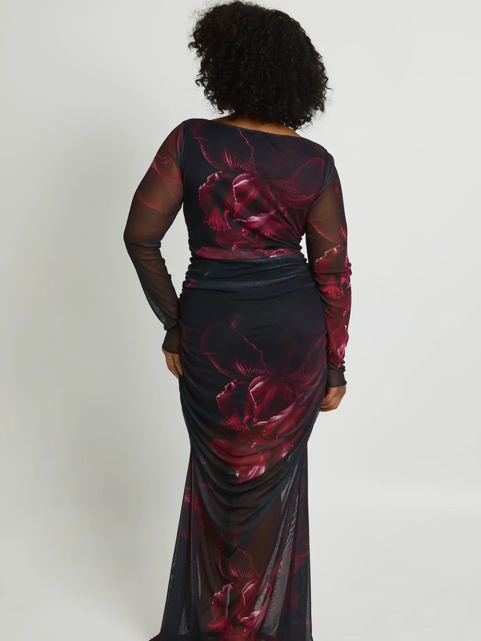 boohoo Dames Plus Vervaagde Bloemen Geplooid Mesh Maxi Jurk bordeaux rood, foto 3