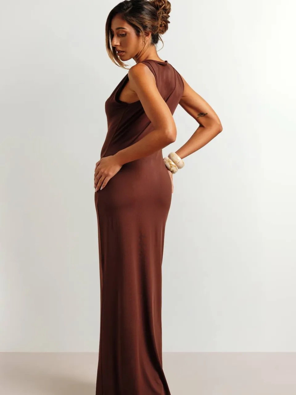 boohoo Dames Basis Slash Hals Super Zachte Maxi Jurk chocoladebruin, foto 2