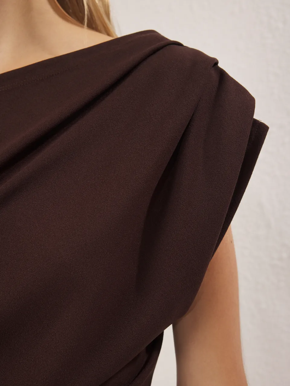 Trendyol TRENDYOLMİLLA Dames Bruin Effen Midi Mouwloos Casual Bodycon Jurken, foto 2