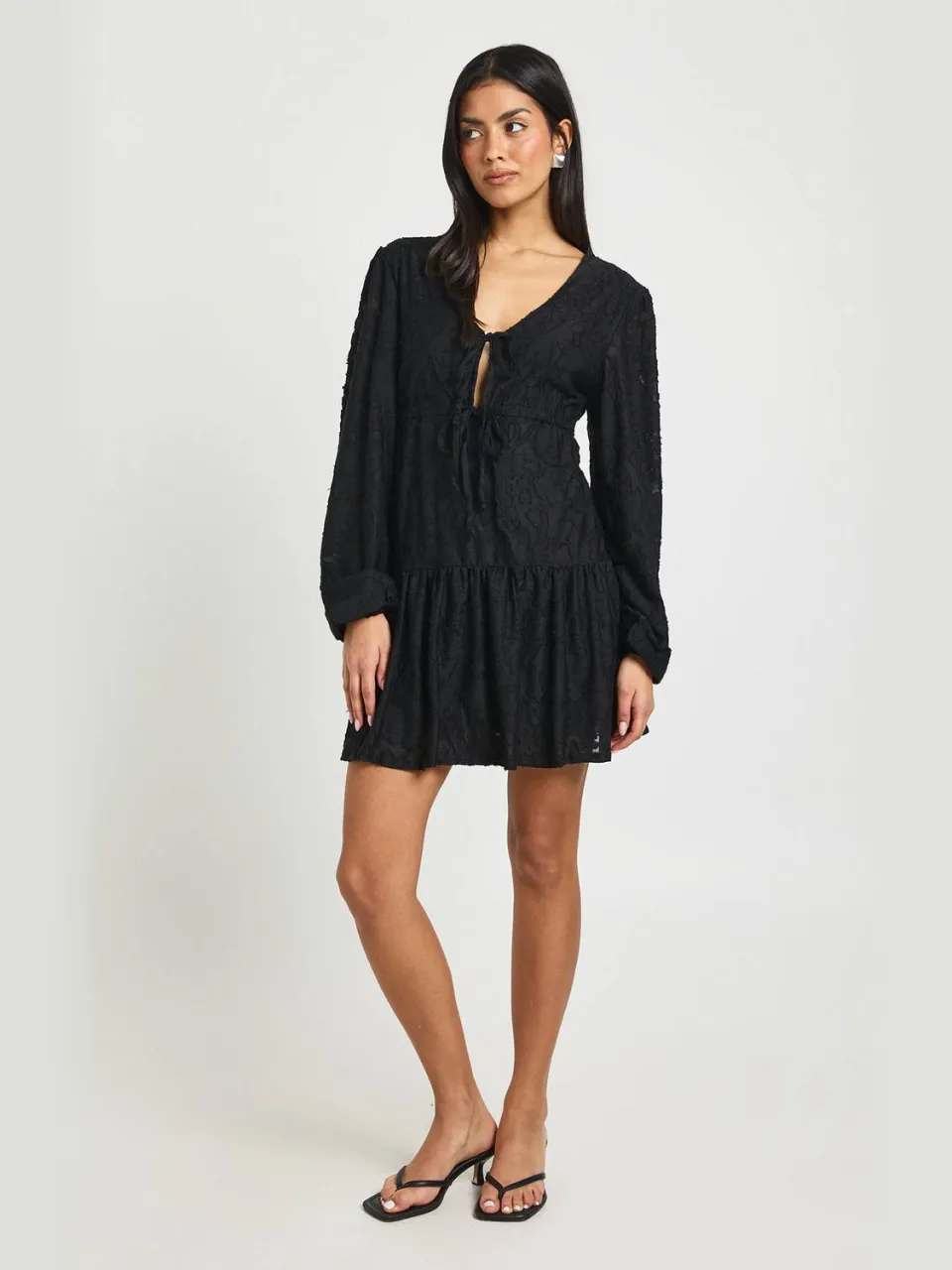 boohoo Dames Burnout Bloemen Strik Voorpand Smock Jurk zwart, foto 2