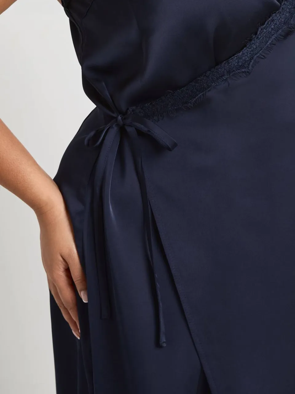 boohoo Dames Plus Kanten Rand Wikkel Satijn Maxi Jurk marineblauw, foto 4