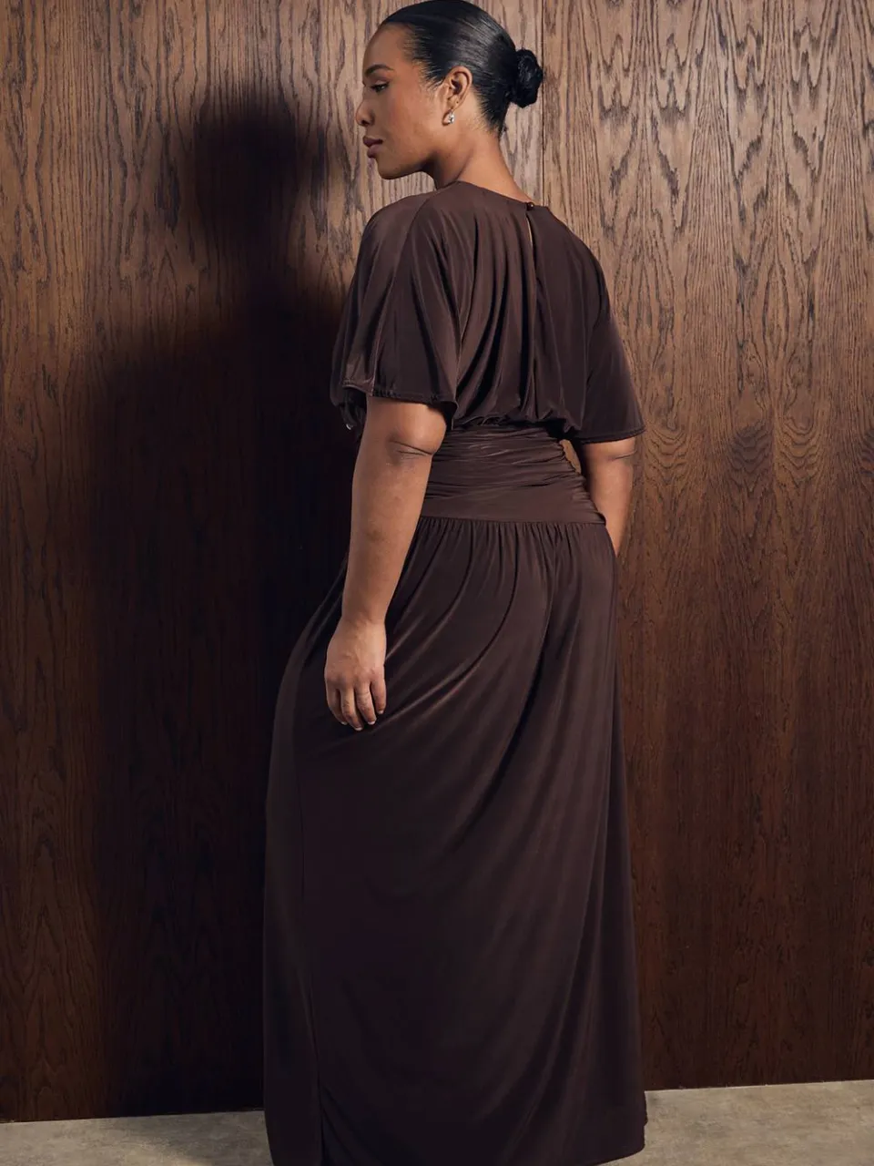 boohoo Dames Plus Maxi Jurk Met Engelenmouwen En Asymmetrische Gerimpelde Taille chocoladebruin, foto 3