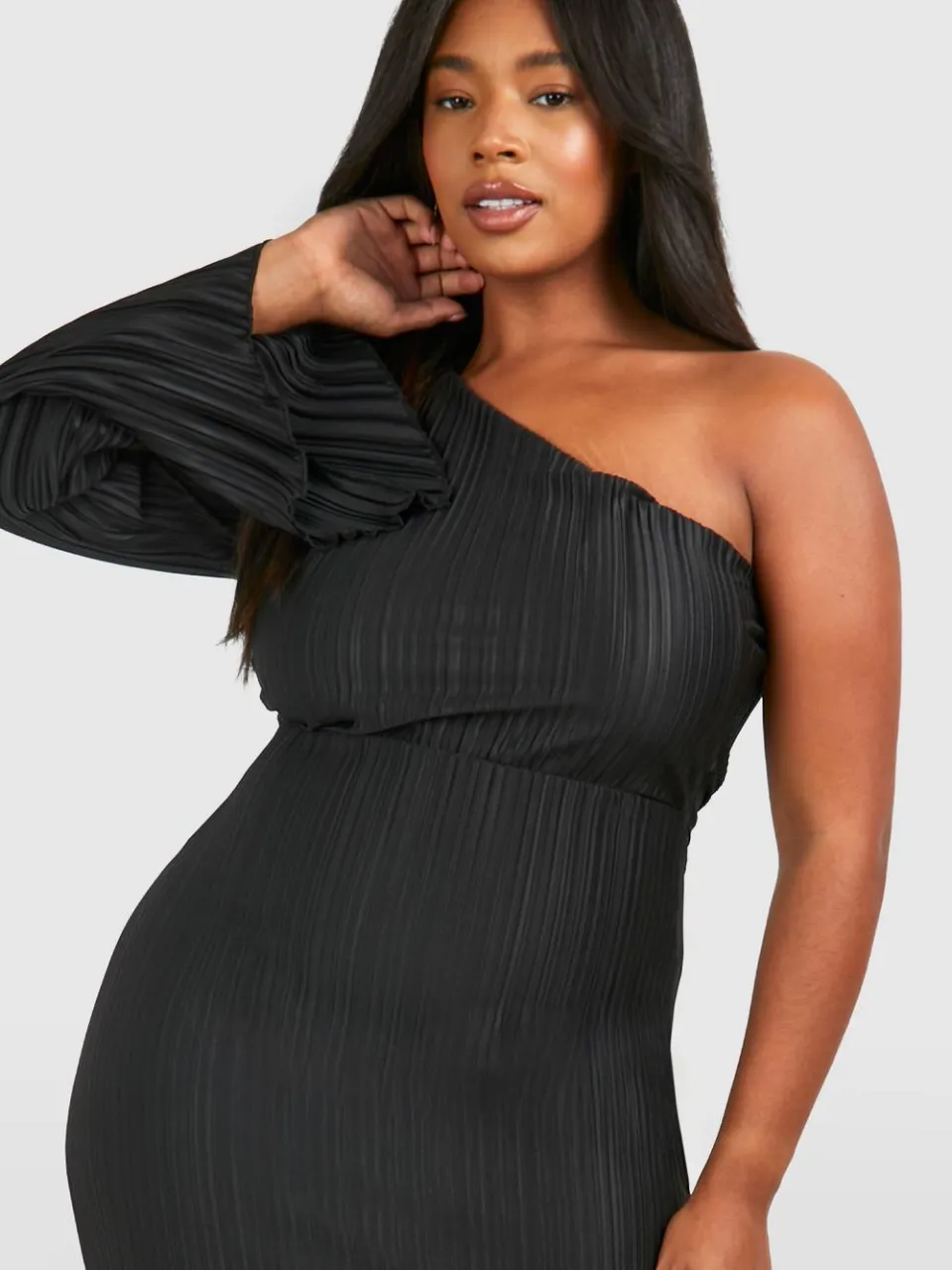 boohoo Dames Plus Wide Plisse Cape-mouw Detail Midi Jurk zwart, foto 4