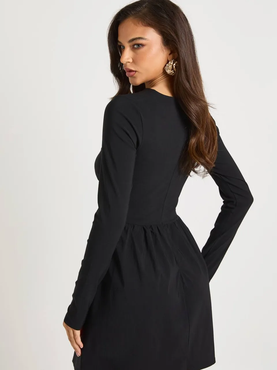 boohoo Dames Gerimpelde Mini Jurk met Verlaagde Taille en Lange Mouwen zwart, foto 2
